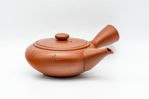 Tezumi — Japanese Kyusu - Calligraphy Engraved Red Shudei Tokoname-yaki Debeso Teapot - 140ml — three-quarter view
