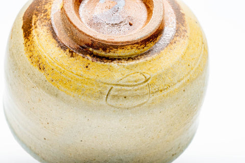Tezumi — Japanese Teacup - Speckled Beige Gray Glazed Shigaraki-yaki Yunomi - 150ml — inverted showing the foot ring