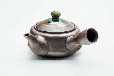 Side view of the kyusu with the spout, lid on.