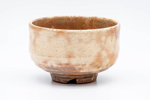 Japanese Matcha Bowl - 斎藤一斎 Saito Issai - 萩殿窯 Hagiden Kiln - Gohonte Hagi-yaki Chawan - 400ml - front view showing the warm mottled glaze and rim