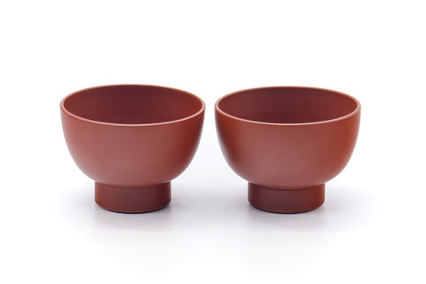Tezumi — Japanese Teacups - Pair of Calligraphy Engraved Tokoname Red Shudei Yunomi - 80ml — three-quarter view