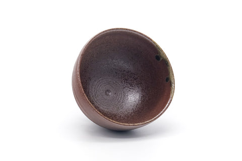 Underside of the yunomi showing the foot ring and base.
