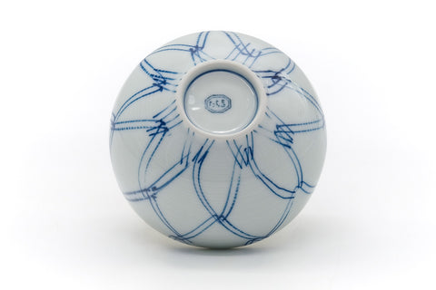 Top-down view of the lid showing the net pattern and knob.