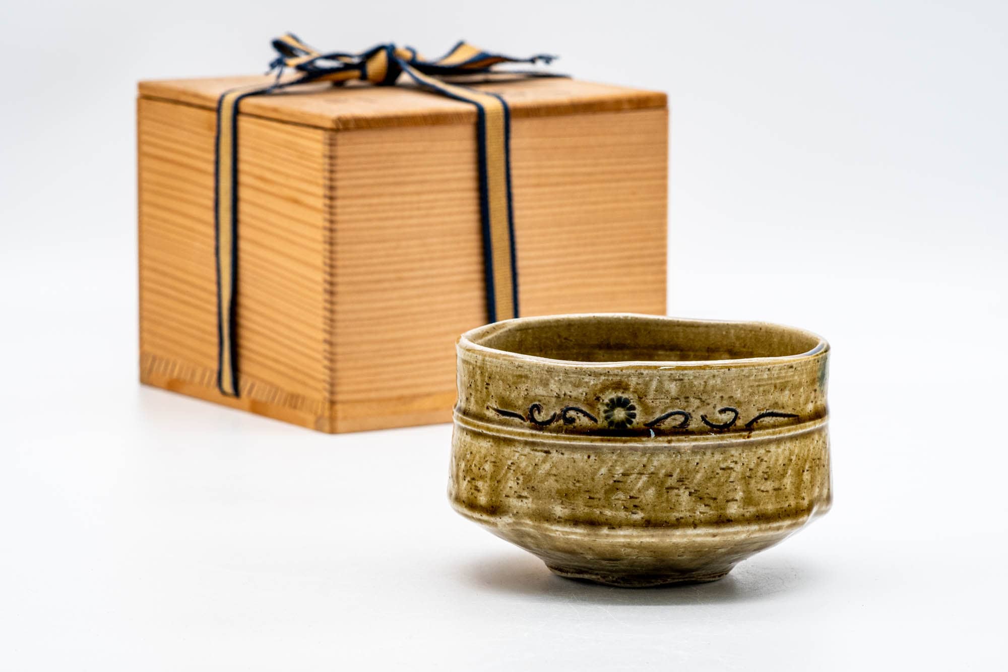 Japanese Matcha Bowl - 野田東山 Noda Touzan - Ki-Seto Glazed Scrollwork Seto-yaki Chawan - 300ml