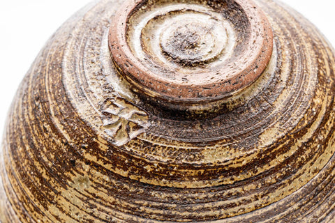 Japanese Matcha Bowl - Brown Spiraling Irabo Wan-nari Chawan - 475ml - closeup of the base showing the spiral foot and exposed clay