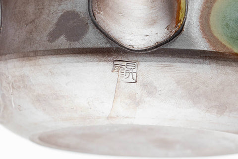 Close-up of the foot and lower body of the kyusu.