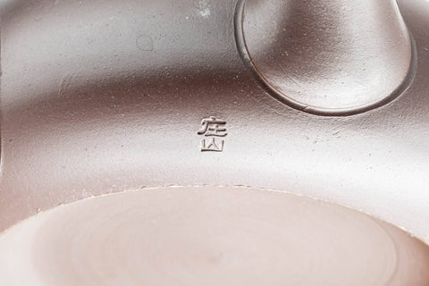 Tezumi — Japanese Kyusu - Flat Hira-gata Banko-yaki Debeso Teapot - 160ml — closeup of the base