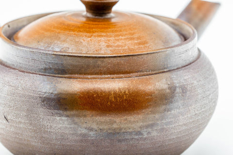 Japanese Kyusu - Ash Glazed Banko-yaki Mesh Teapot - 230ml - closeup of the body and lid showing the ash-glaze texture and fire-colour variation