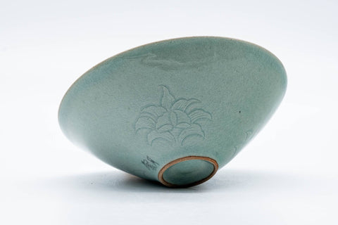 Tezumi — Korean Matcha Bowl - 이연휴/李連休 Yi Yeon-hyu - Unkaku Green Celadon Chawan - 150ml — tipped to show the interior