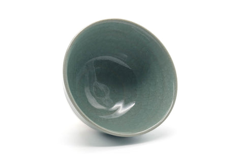 Tezumi — Japanese Matcha Bowl - Green Celadon Glazed Komogai-nari Chawan - 400ml — three-quarter view
