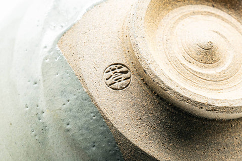 Japanese Matcha Bowl - White Floral Gold Green Glazed Wan-nari Chawan - 350ml - closeup of the underside showing the foot