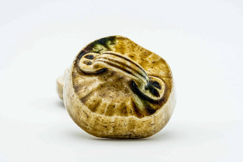 Overhead view of the kogo lid showing the gilded decorative motif on its woven surface.
