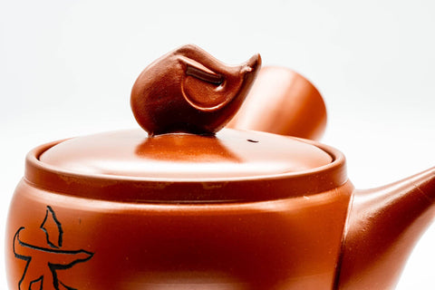 Close-up of the pig knob from another angle on the lid.