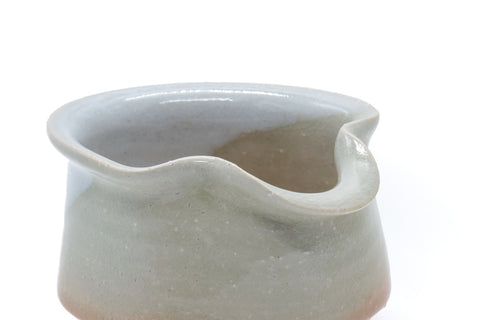 Tezumi — Japanese Katakuchi - Hagi-yaki Yuzamashi Water Cooler - 280ml — closeup of the foot