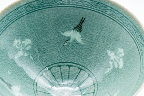 Tezumi — Korean Matcha Bowl - 황렌제/黄仁哲 Hwang Ren-je - Unkaku Green Celadon Chawan - 150ml — closeup of the glaze