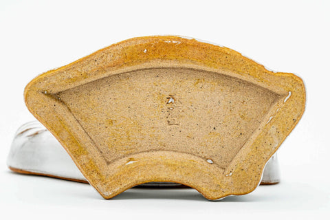 Underside of the lid showing the unglazed tan Akahada-yaki clay.