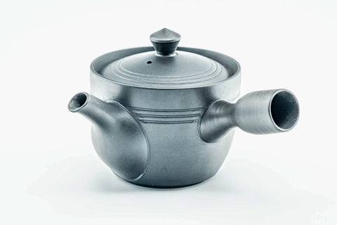 Rear three-quarter view of the black kyusu showing the side handle.