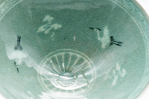 Tezumi — Korean Matcha Bowl - 이연휴/李連休 Yi Yeon-hyu - Unkaku Green Celadon Chawan - 150ml — closeup of the glaze