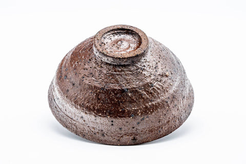 The tenmoku-gata chawan inverted to show its small foot and unglazed base.