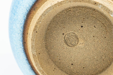 Japanese Teacup - Sky Blue Shino Glazed Yunomi - 275ml - closeup of the unglazed foot and interior base