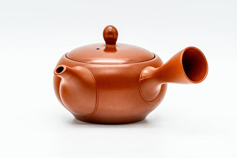 Front three-quarter view of the teapot with the lid on.