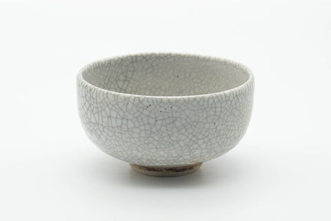 Tezumi — Japanese Matcha Bowl - White Crazed Glazed Chawan - 400ml — front view from another angle