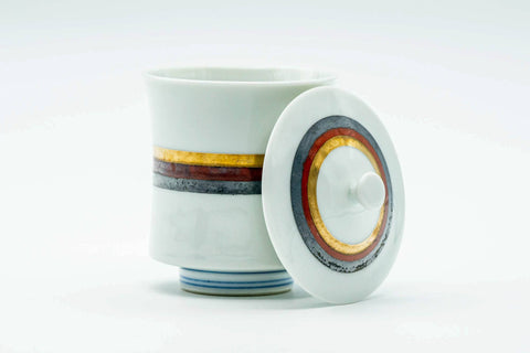 Angled view of the lidded cup detailing the coloured bands on the lid and body.