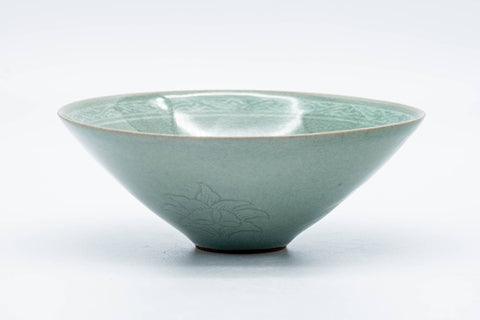 Tezumi — Korean Matcha Bowl - 이연휴/李連休 Yi Yeon-hyu - Unkaku Green Celadon Chawan - 150ml — front view from another angle
