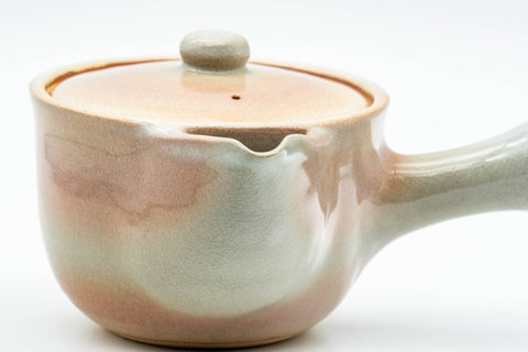 Tezumi — Japanese Kyusu - Beige Peach Glazed Hagi-yaki Do-ake Teapot - 320ml — closeup of the decoration