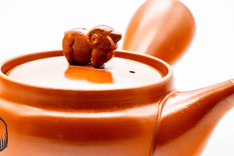 Japanese Kyusu - Sheep Drum Decorated Tokoname-yaki Mesh Teapot - 260ml - top-down view of the body, lid and spout