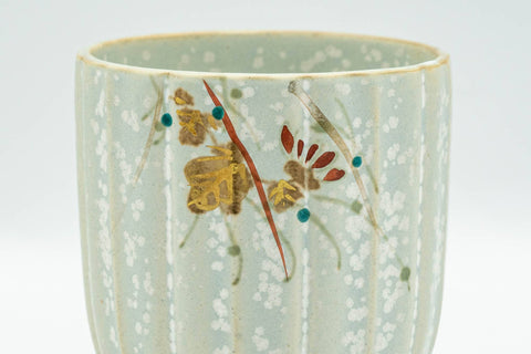 Japanese Teacup - Floral Speckled Grey-Glazed Kiyomizu-yaki Yunomi 120ml - close-up of the painted floral design
