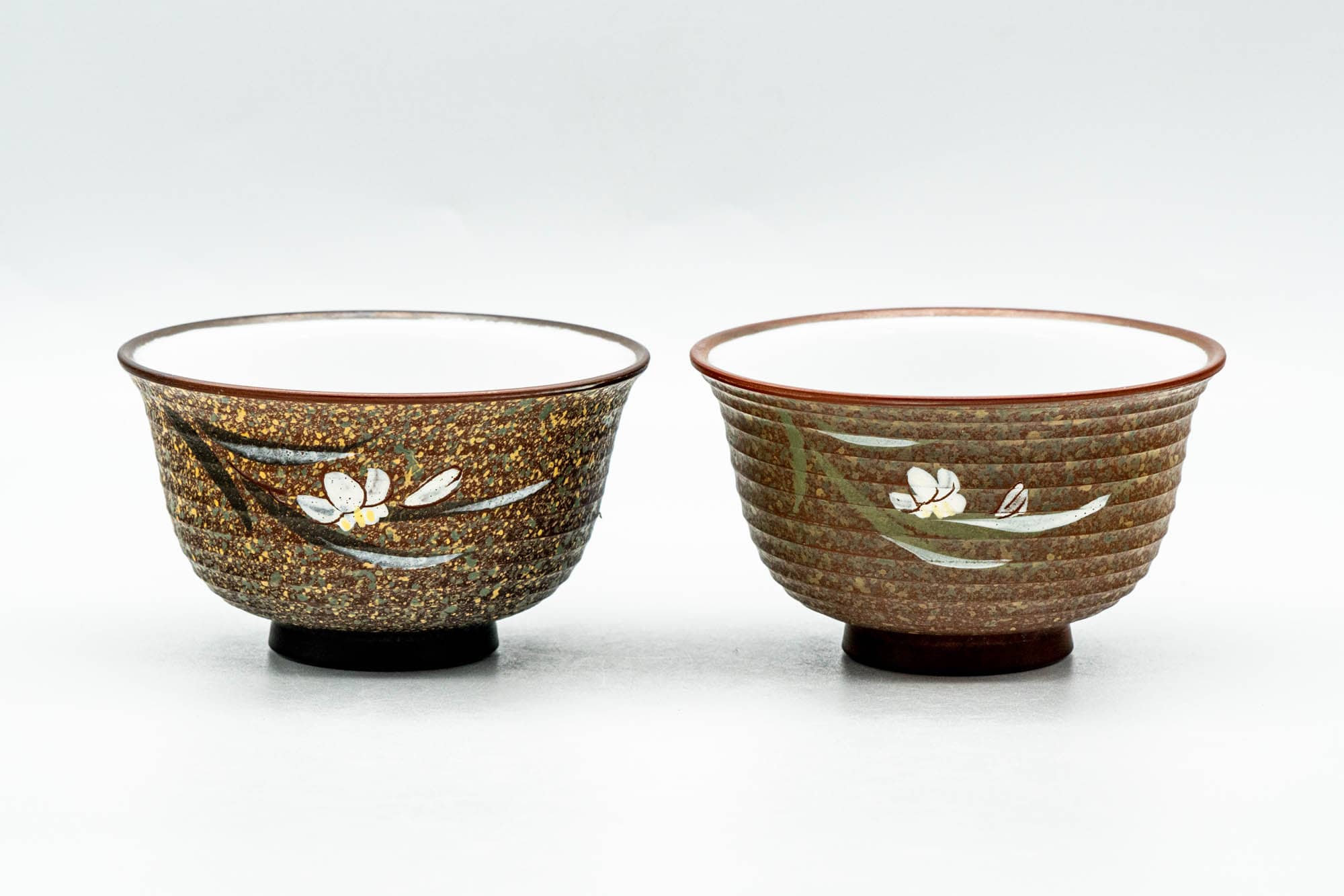Japanese Teacups - 玉光 Gyokko Kiln - Pair of Floral White Inner-Glazed Tokoname-yaki Yunomi - 100ml