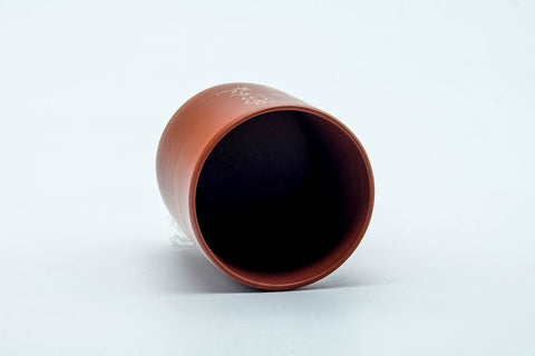 Tezumi — Japanese Teacup - Engraved Calligraphy Red Shudei Tokoname-yaki Yunomi - 120ml — three-quarter view
