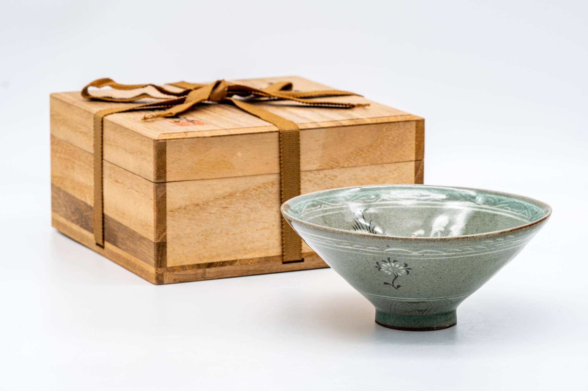 Korean Matcha Bowl - 한만기/韓萬亀 Han Man-Ki - Floral Unkaku Celadon Chawan - 375ml