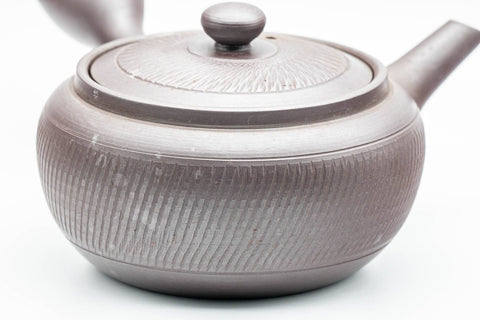 Tezumi — Japanese Kyusu - Engraved Banko-yaki Obi-ami 360 Strainer Teapot - 325ml — closeup of the base