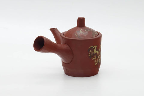 Side profile with the spout pointing.
