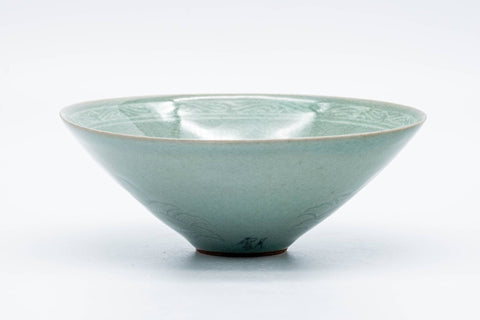 Tezumi — Korean Matcha Bowl - 이연휴/李連休 Yi Yeon-hyu - Unkaku Green Celadon Chawan - 150ml — three-quarter view