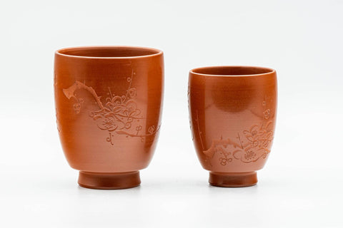 Japanese Teacups - Pair of Smooth Red Shudei Tokoname-yaki Meoto Yunomi with Wooden Box - side view of the two red shudei teacups side by side