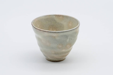 Gohonte Rokurome Mino-yaki yunomi teacup, speckled beige glaze with throwing rings - front view, alternate angle