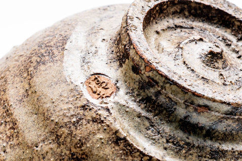 Japanese Matcha Bowl - Rokurome Speckled Irabo-style Chawan - 400ml - closeup of the base showing the foot and speckled clay