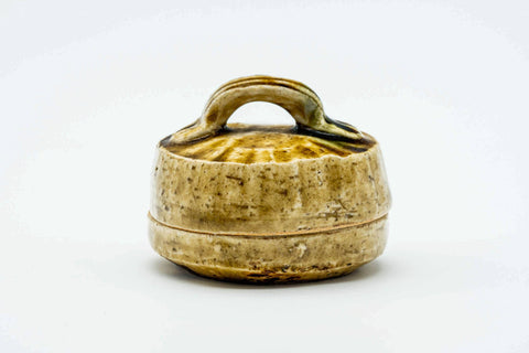Front view of the basket-weave kogo with the lid on and a loop handle on top.