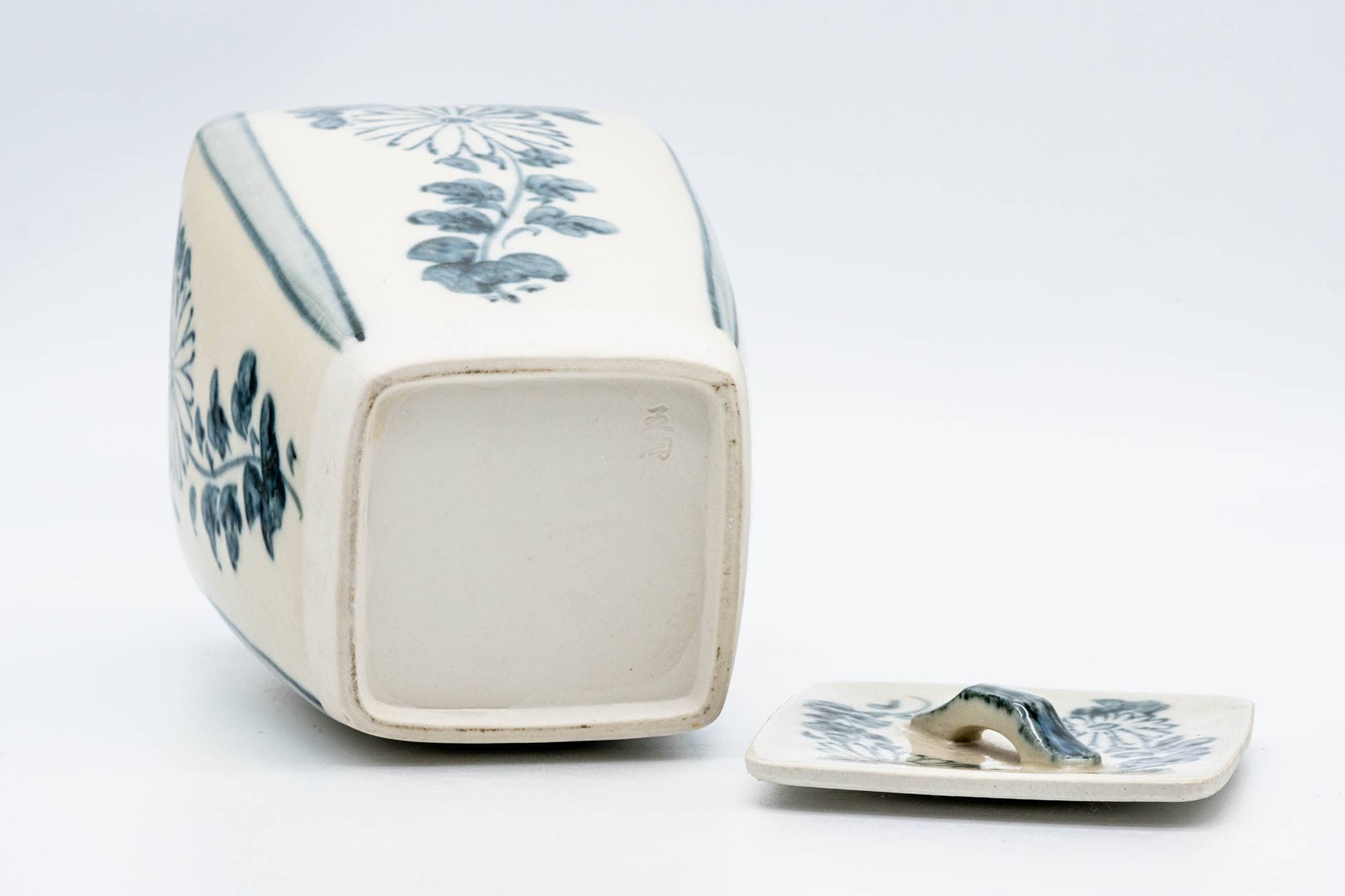 Japanese Mizusashi - 加藤五陶 Katou Gotou - Annan-style Chrysanthemum Porcelain Fresh Water Container  - 1300ml