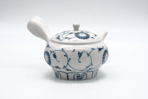 Tezumi — Japanese Kyusu - Blue Floral Arita-yaki Mesh Filter Teapot - 340ml — top-down view of the lid