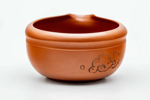 Three-quarter view of the red shudei katakuchi showing a fine engraved floral motif on the side.