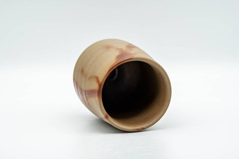 Tezumi — Japanese Teacup - Beige Hidasuki Bizen-yaki Yunomi - 180ml — three-quarter view