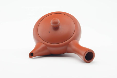 Tezumi — Japanese Kyusu - Smooth Red Shudei Tokoname-yaki Debeso Teapot - 150ml — side profile showing the spout and handle