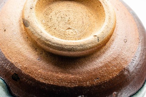 Japanese Matcha Bowl - Green Hare's Fur Drip-Glazed Hantsutsu-gata Chawan - 400ml - close-up of the exposed clay foot and underside