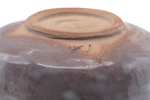 Close-up of the Mino-yaki chawan base, showing the pale unglazed clay foot and footring