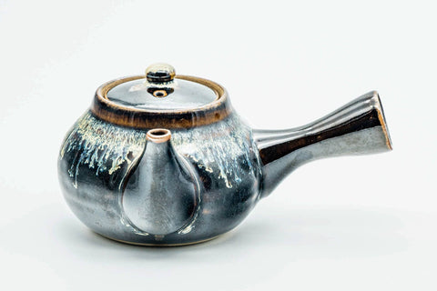 Side view of the drip-glazed kyusu with the handle to the right, lid on.