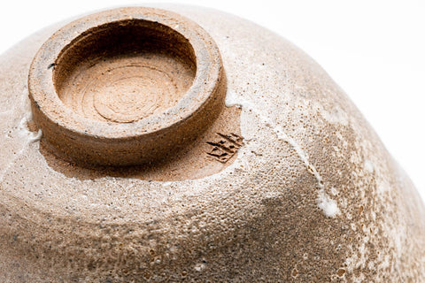 Tezumi — Japanese Matcha Bowl - Brown Matte-Glazed Hantsutsu-gata Chawan - 400ml — closeup of the glaze